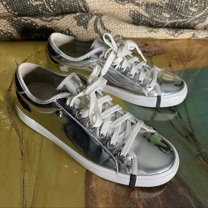 Armani Exchange Sneakers size 8, condition is good , just need some cleaning